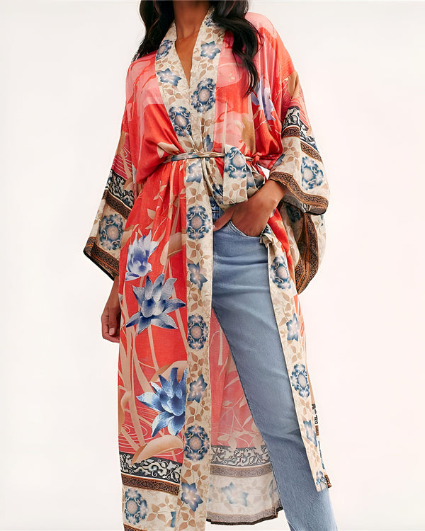 Kimono long rouge imprimé fleurs bleues porté avec un jean. Vêtements kimono pour femmes.