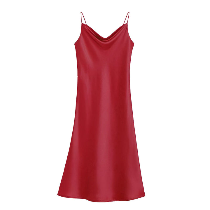 Robe kimono rouge en satin avec fines bretelles. Vêtement élégant et confortable, parfait pour la détente à la maison ou comme tenue de soirée. Découvrez notre collection de kimonos de qualité.