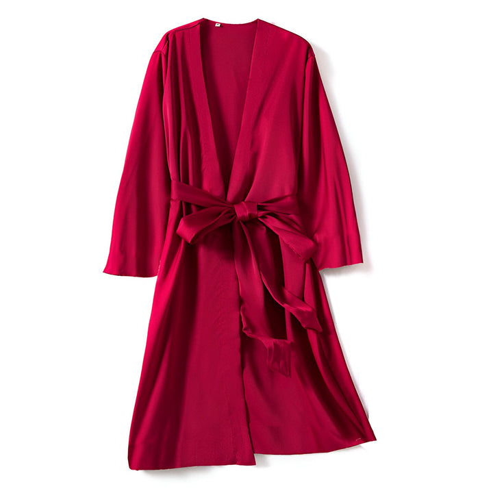 Kimono rouge en satin avec ceinture, vêtement traditionnel japonais élégant et confortable. Découvrez notre collection de kimonos de haute qualité.