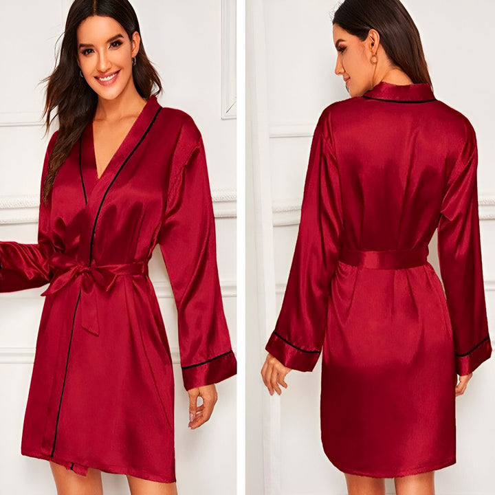 Femme portant un kimono bordeaux en satin. Vente de kimonos et vêtements de détente pour femmes. Boutique en ligne de kimonos élégants.