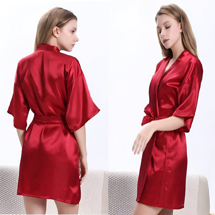 Kimono rouge en satin pour femme, peignoir court avec ceinture. Vêtements de nuit élégants et confortables. Idéal pour se détendre à la maison. Découvrez notre collection de kimonos.