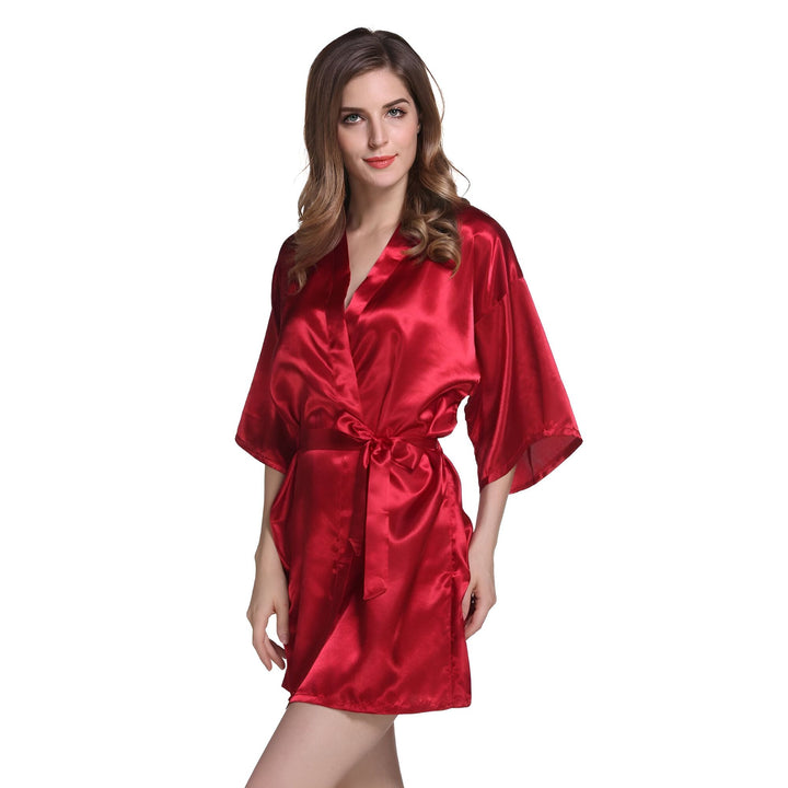Femme portant un kimono rouge en soie. Vente de kimonos en ligne. Peignoir satiné rouge.