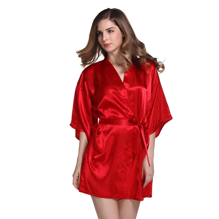 Femme portant un kimono rouge en satin. Vêtement d'intérieur élégant et confortable. Kimonos de qualité supérieure à découvrir.