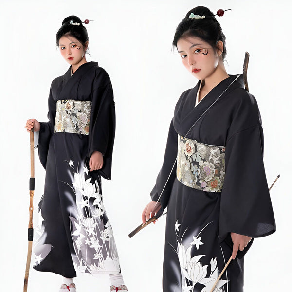 Deux femmes en kimono noir traditionnel avec motifs floraux et obi brodé. Kimono de haute qualité à vendre.