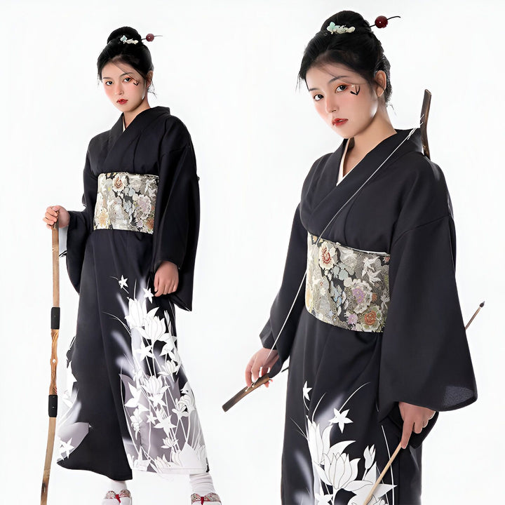 Deux femmes en kimono noir traditionnel avec motifs floraux et obi brodé. Kimono de haute qualité à vendre.