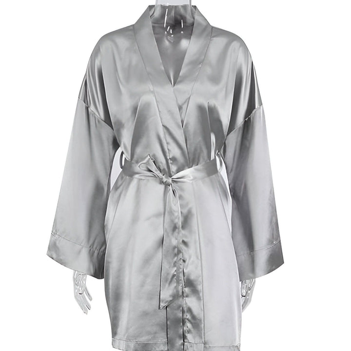 Kimono gris en satin avec ceinture. Vêtement d'intérieur élégant et confortable. Notre collection de kimonos de luxe pour femmes.
