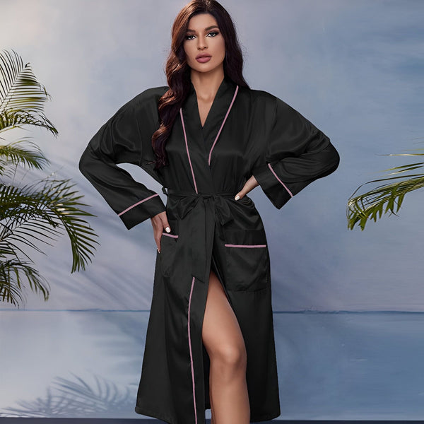 Femme portant un kimono noir élégant avec bordure rose. Peignoir en soie de luxe, idéal pour se détendre à la maison. Découvrez notre collection de kimonos uniques.