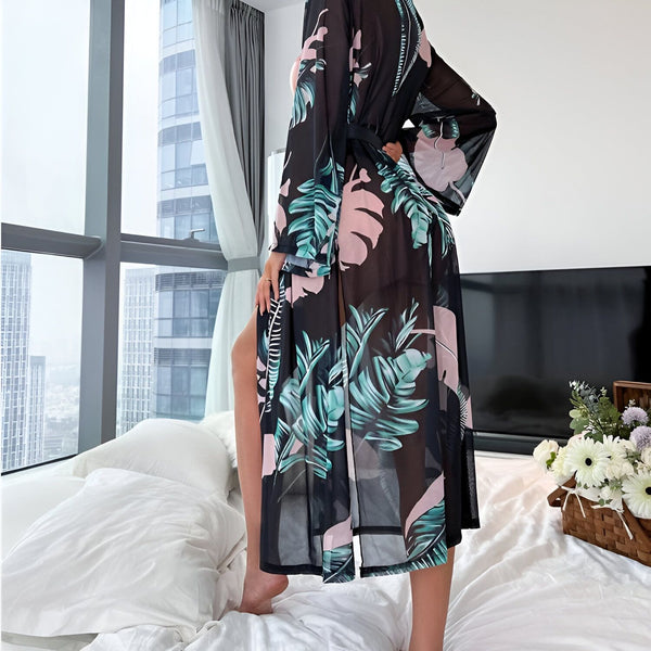 Femme portant un kimono long transparent à motifs floraux. Vêtements d'intérieur élégants et confortables. Kimonos de notre collection disponible à l'achat.