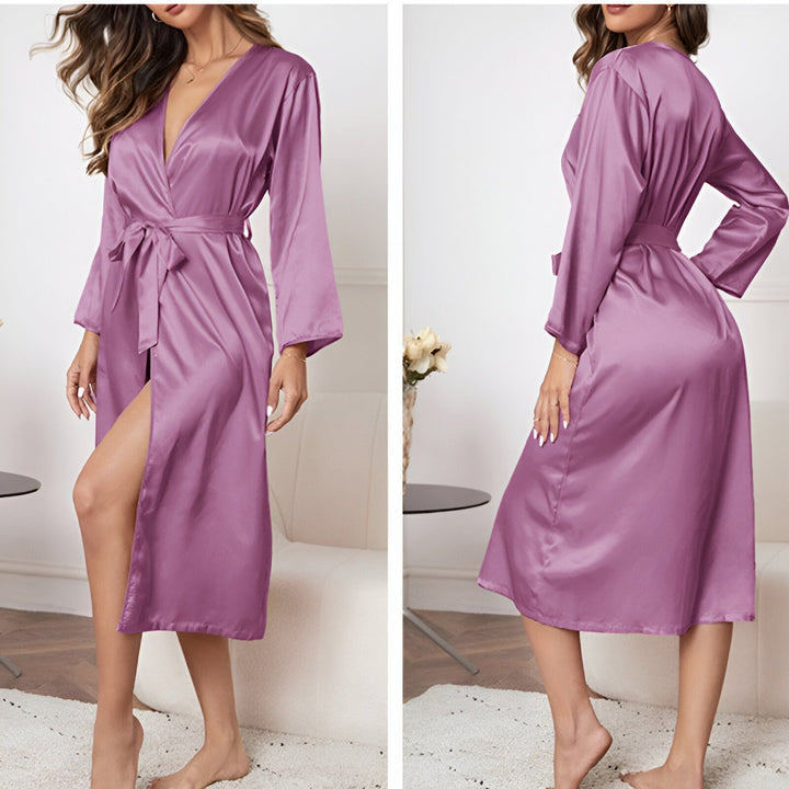 Kimono violet en satin pour femme, manches longues et ceinture, vêtement d'intérieur élégant.