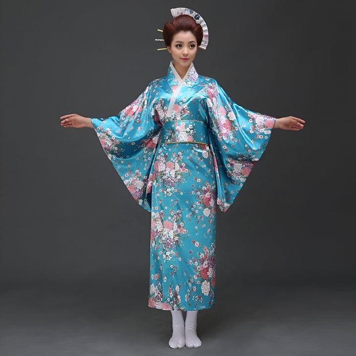 Femme en kimono bleu fleuri avec obi, coiffée d'un éventail traditionnel. Costume japonais typique, élégance et tradition.