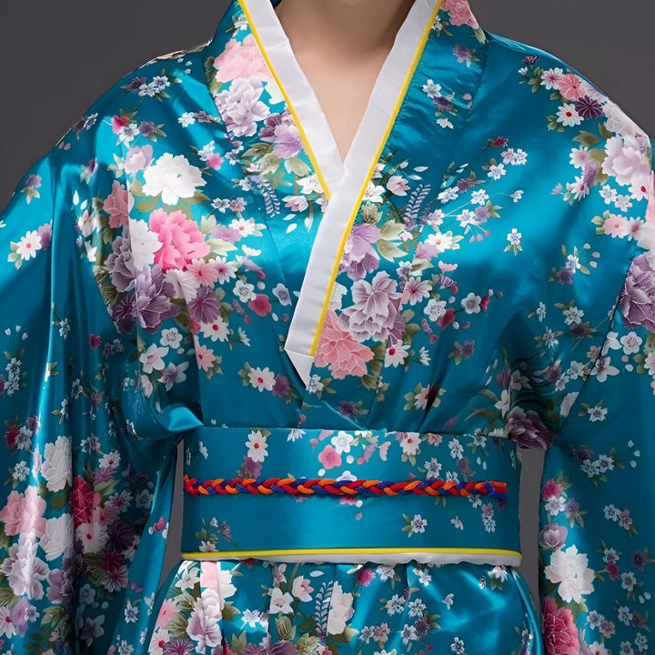 Image d'une personne portant un kimono bleu vif à motifs floraux avec une bordure blanche et une ceinture assortie. Vêtement traditionnel japonais, kimono fleuri bleu turquoise.