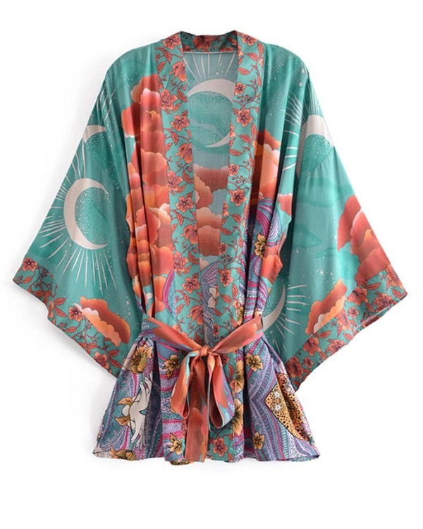 Kimono turquoise imprimé lune et nuages. Vêtement léger et fleuri avec ceinture. Parfait pour un look bohème chic. Collection de kimonos pour femme.