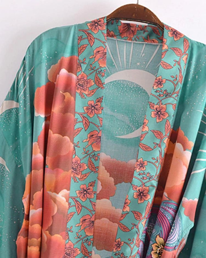 Kimono turquoise à motifs floraux, nuages orange et lune blanche. Détail d'un kimono pour femme. Vêtement japonais moderne et coloré.