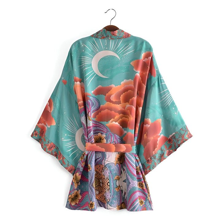Kimono turquoise avec motif lune, nuages orange et imprimé animal. Vêtement de style japonais en vente.