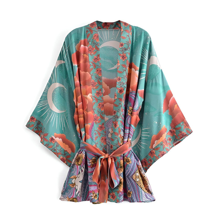 Kimono turquoise avec motifs lune, fleurs et nuages orange. Ceinture orange assortie. Vêtement de style japonais. Achetez un kimono unique et tendance.