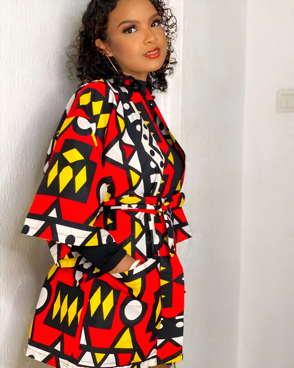 Femme portant un kimono coloré à motifs géométriques rouges, noirs et jaunes. Vente de kimonos tendance et originaux.