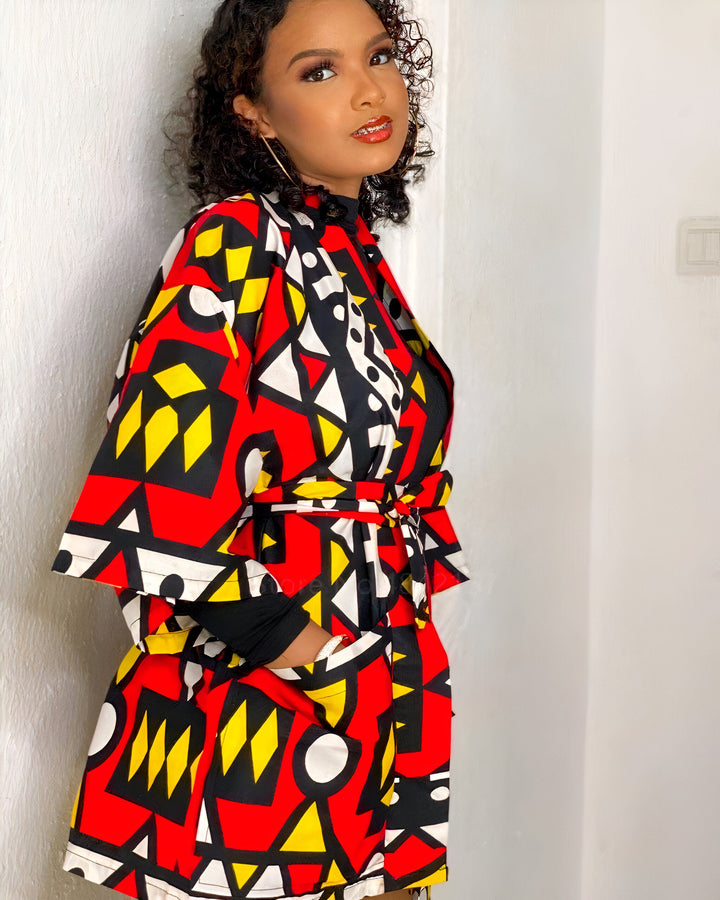 Femme portant un kimono coloré à motifs géométriques rouges, noirs et jaunes. Vente de kimonos tendance et originaux.