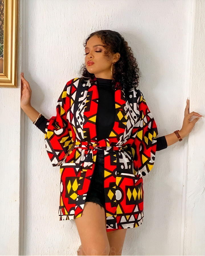 Femme portant un kimono coloré avec des motifs géométriques. Vêtements de style kimono pour femmes. Kimonos tendance et confortables disponibles à l'achat.