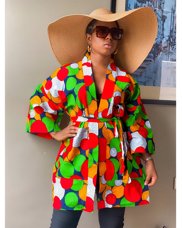 Femme portant un kimono coloré à motifs de cercles, chapeau de paille et lunettes de soleil. Kimonos uniques disponibles à l'achat.