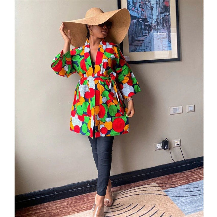 Femme portant un kimono coloré à motifs circulaires, chapeau de soleil. Vêtements kimono à la mode. Découvrez notre collection de kimonos uniques.