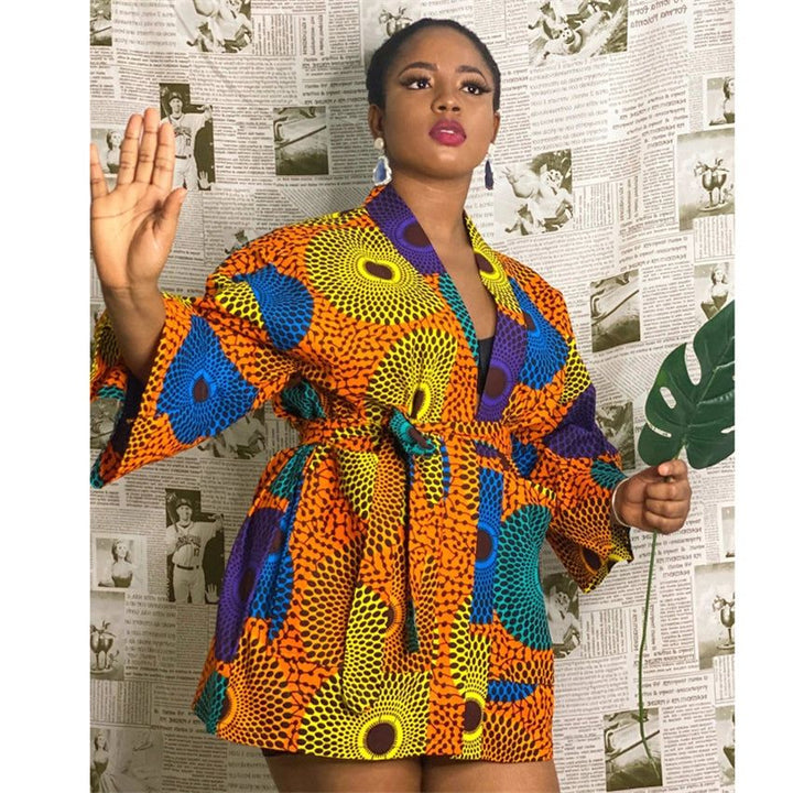 Femme portant un kimono coloré à motifs africains. Kimonos pour femmes, vêtements amples et confortables. Collection de kimonos imprimés uniques.