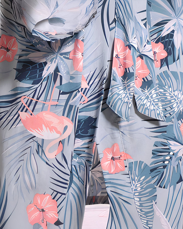 Kimono à motifs tropicaux avec flamants roses et fleurs. Découvrez notre collection de kimonos fleuris pour femme.