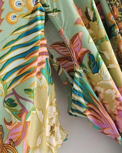 Gros plan d'un kimono à motifs floraux et de paon sur fond vert clair. Vente de kimonos uniques.