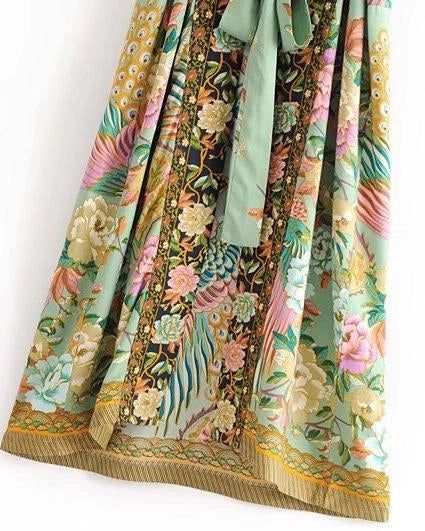 Kimono fleuri vert d'eau et multicolore avec ceinture assortie. Détail de motifs floraux et plumes de paon. Vêtement ample et léger de notre collection kimono.
