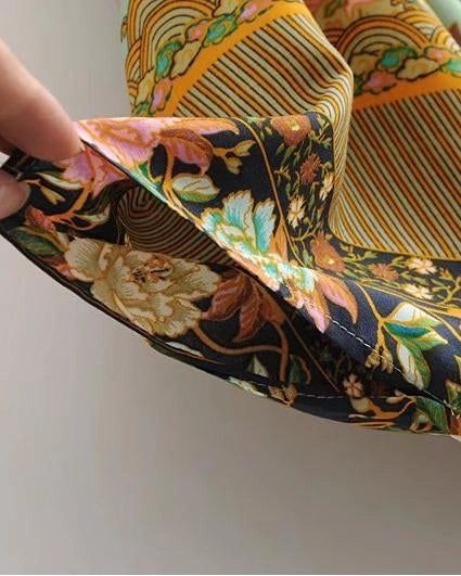 Détail d'un kimono en soie avec motifs floraux et rayures. Textile raffiné pour un style japonais authentique. Découvrez notre collection de kimonos uniques.