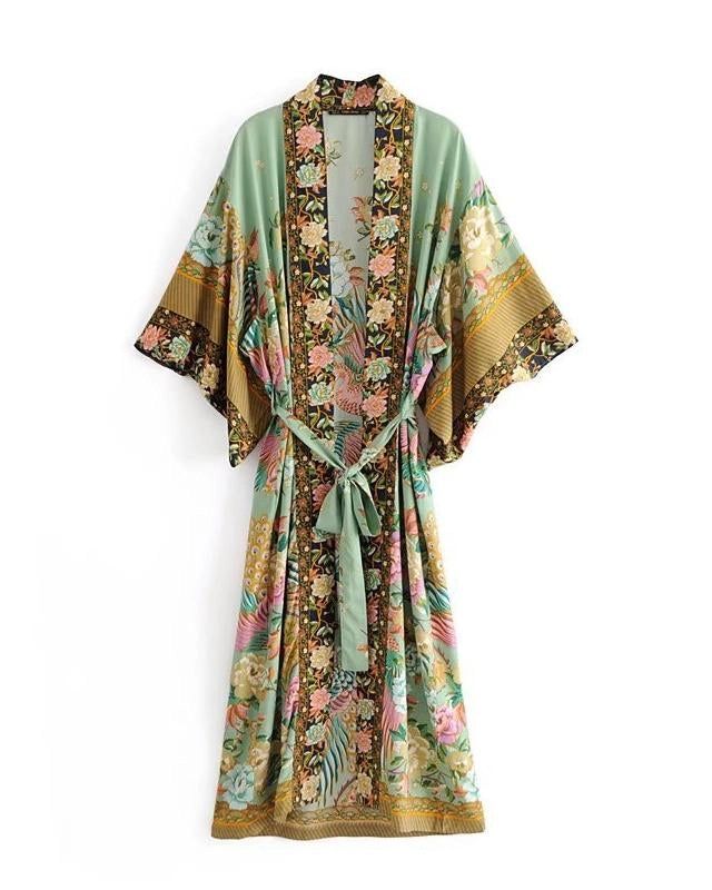 Kimono long vert d'eau avec motifs floraux et de paons, ceinture assortie. Vêtement léger et élégant, parfait pour la superposition. Découvrez notre collection de kimonos uniques.