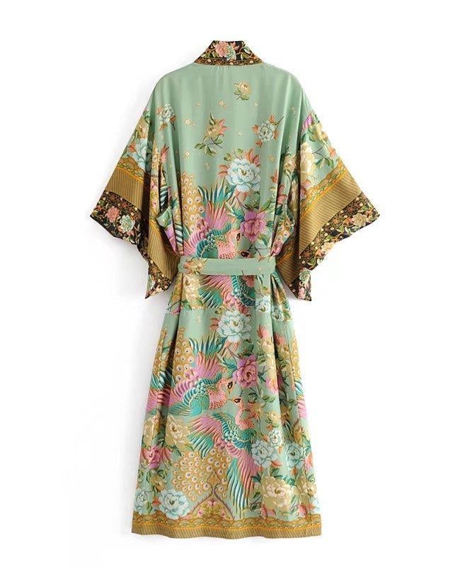 Vue arrière d'un kimono vert d'eau avec des motifs floraux et de paons colorés. Vêtement de style japonais, idéal pour la détente à la maison ou pour une occasion spéciale. Découvrez notre collection de kimonos uniques.