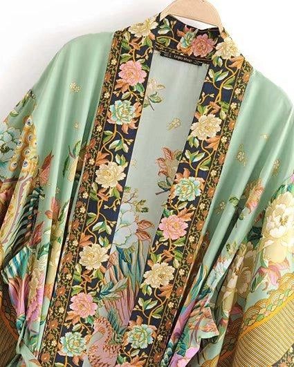 Kimono vert d'eau avec motif floral et bordures décoratives. Vêtement de style japonais à fleurs pour femmes.