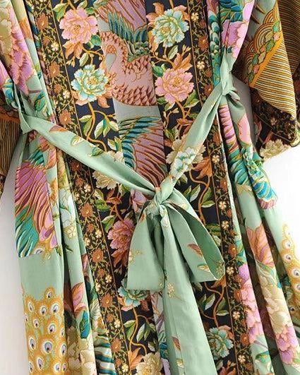Kimono fleuri avec ceinture verte. Vêtement de style japonais avec des motifs de fleurs et d'oiseaux, idéal pour un look bohème chic. Découvrez notre collection de kimonos uniques !