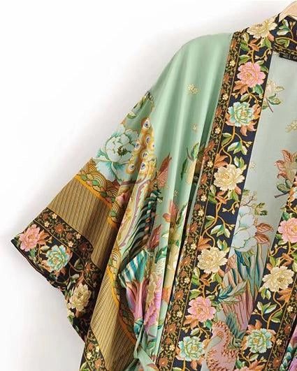 Kimono pour femmes avec imprimé floral et détails de paon. Vêtements de style japonais, légers et élégants. Parfait pour un look bohème chic. Découvrez notre collection de kimonos en ligne.