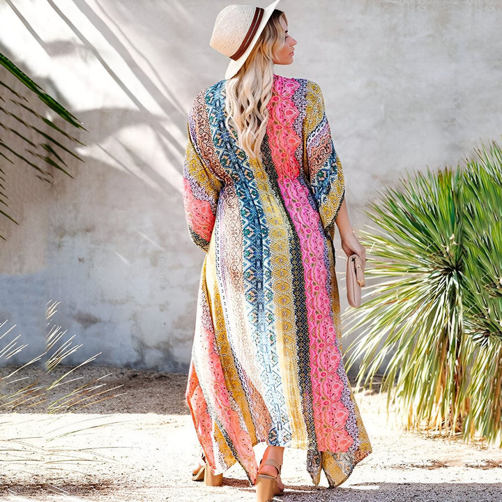 Femme portant un kimono long et coloré avec un chapeau de paille, dos tourné. Kimonos pour femmes, vêtements d'été à la mode.