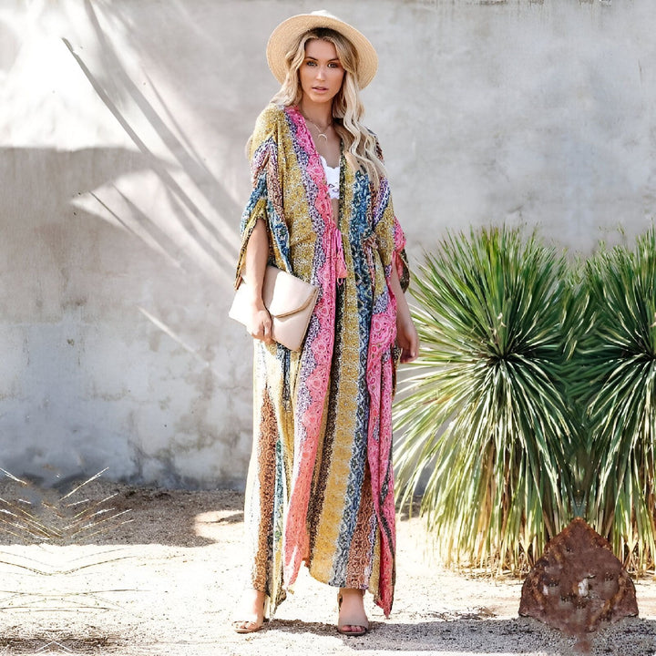 Femme portant un kimono long et coloré avec un chapeau de paille. Sac à main beige. Kimonos pour femmes disponibles à l'achat.