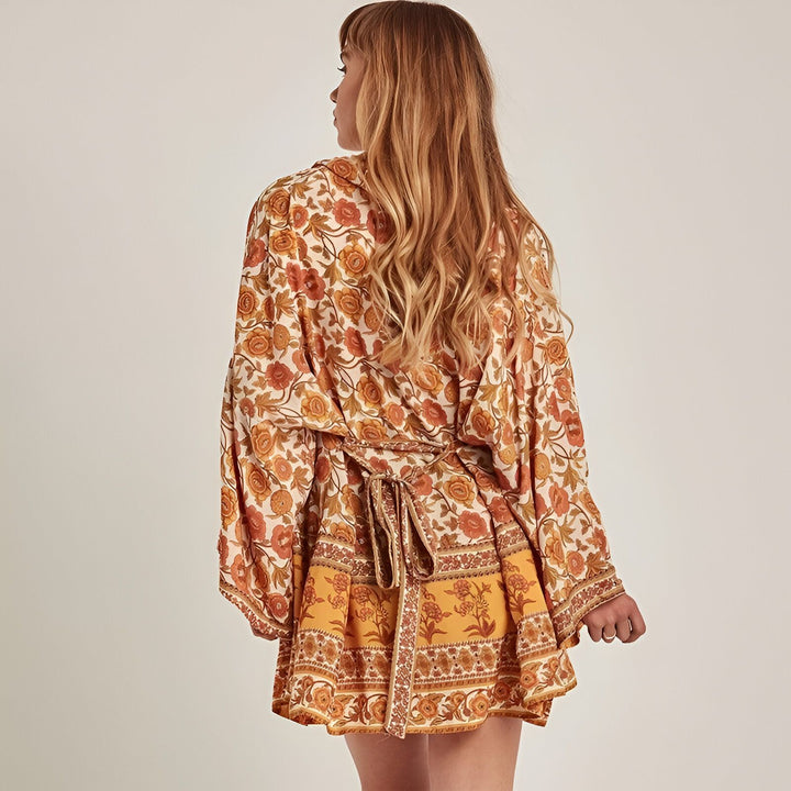 Femme portant un kimono fleuri de couleur orange. Vêtements de style japonais. Kimonos pour femmes disponibles à l'achat.