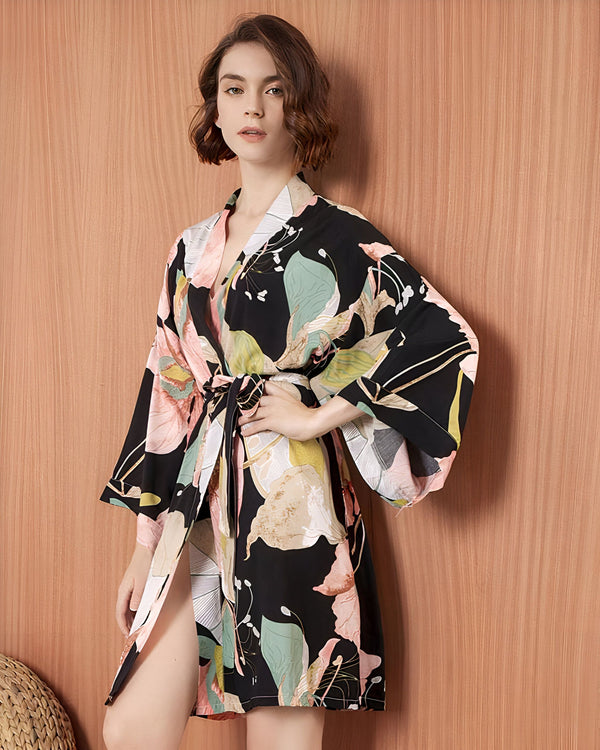 Femme portant un kimono fleuri noir. Kimono pour femmes, vêtement d'intérieur élégant avec motifs floraux. Mode kimono, style japonais revisité.
