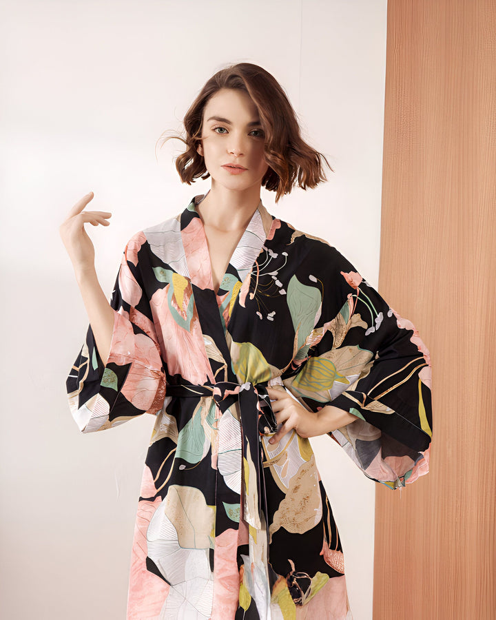 Femme portant un kimono fleuri noir, rose et vert. Kimono élégant avec motif floral. Vente de kimonos pour femmes.