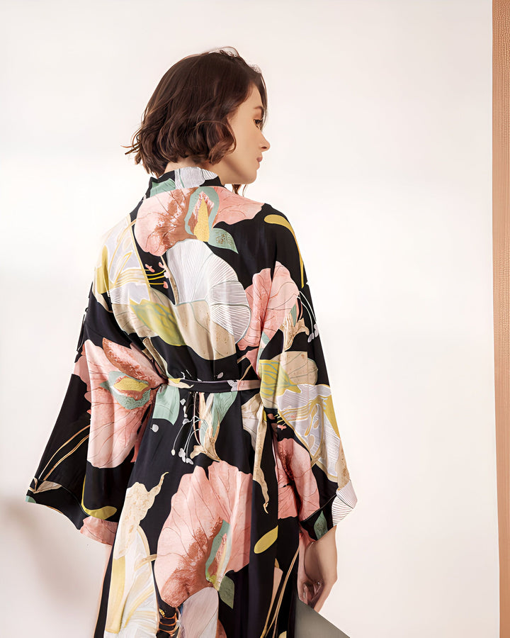 Femme portant un kimono à motifs floraux sur fond noir. Vente de kimonos pour femmes.