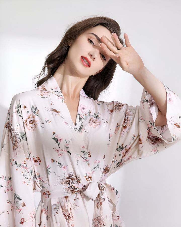 Femme portant un kimono fleuri. Peignoir fleuri pour femme. Vêtements de nuit japonais traditionnels. Kimono femme élégant. Mode et détente.