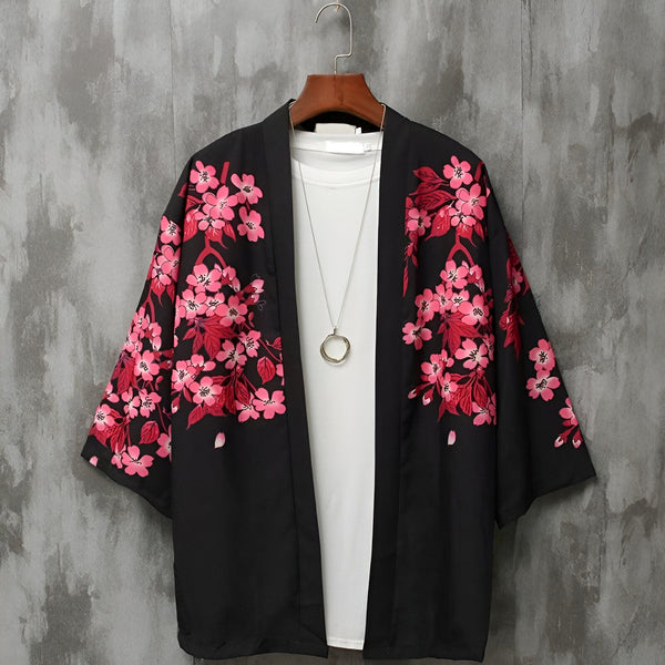 Kimono noir à fleurs roses suspendu. Vêtement d'extérieur fleuri, style japonais moderne. Mode estivale pour homme, tissu léger, motif floral vibrant. Idée cadeau unique.