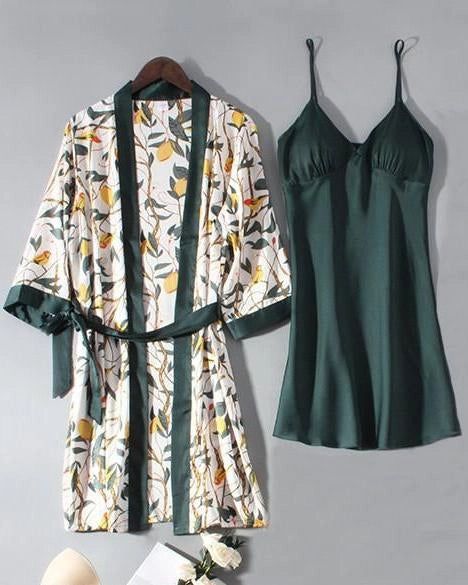 Kimono fleuri avec une nuisette en soie vert foncé. Ensemble de nuit élégant et confortable, idéal pour se détendre avec style. Découvrez notre collection de kimonos uniques.