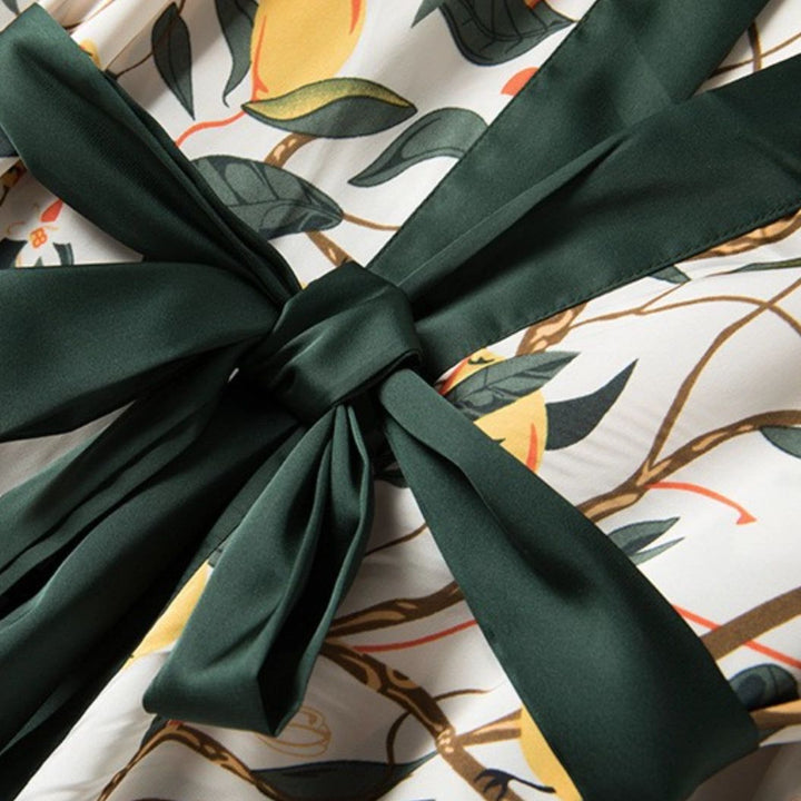 Kimono imprimé avec motif citron et nœud vert foncé. Détail d'un kimono élégant et confortable. Vêtements de style japonais, robes d'intérieur.