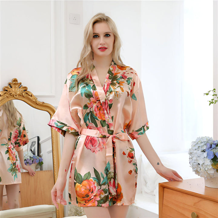 Femme portant un kimono rose à fleurs. Peignoir fleuri en soie, idéal pour la détente. Vêtements de nuit confortables et élégants. Kimonos pour femmes disponibles à l'achat.