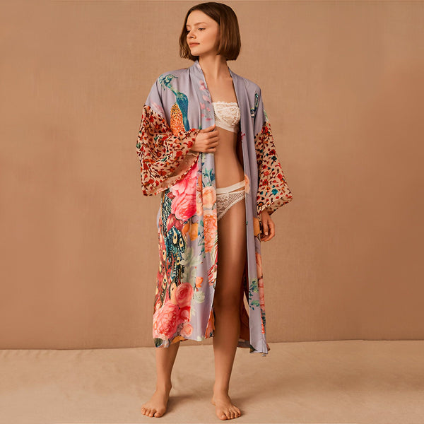 Femme portant un kimono à motifs floraux et de paon. Kimono de notre collection.