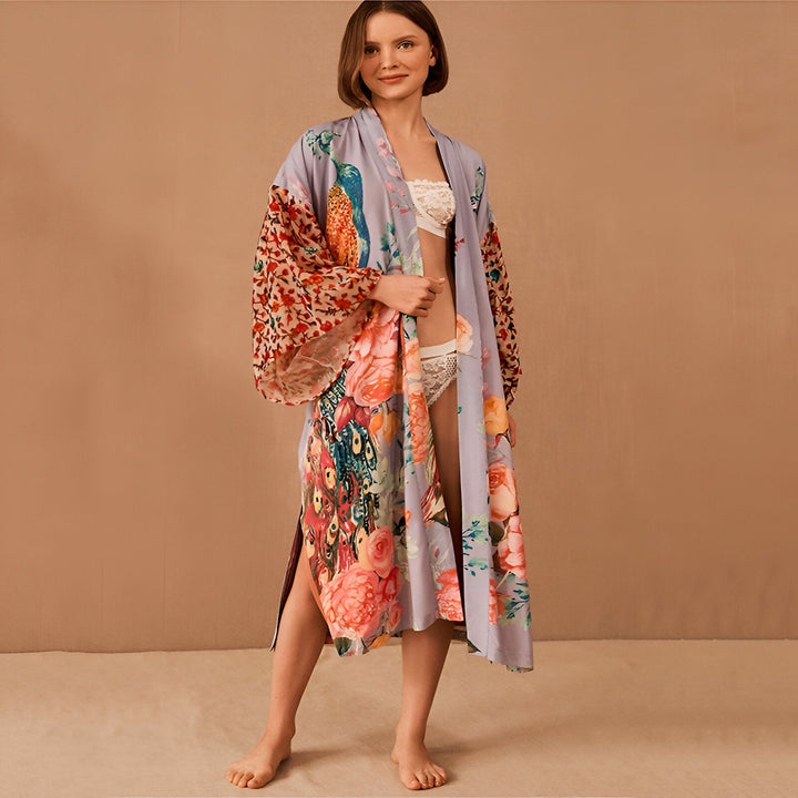 Femme portant un kimono fleuri, motif paon. Vente de kimonos pour femmes. Peignoir kimono imprimé.