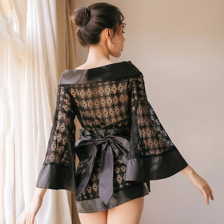 Femme portant un kimono court noir en dentelle avec une ceinture en satin. Kimono élégant à manches larges, idéal pour la vente de kimonos en ligne.