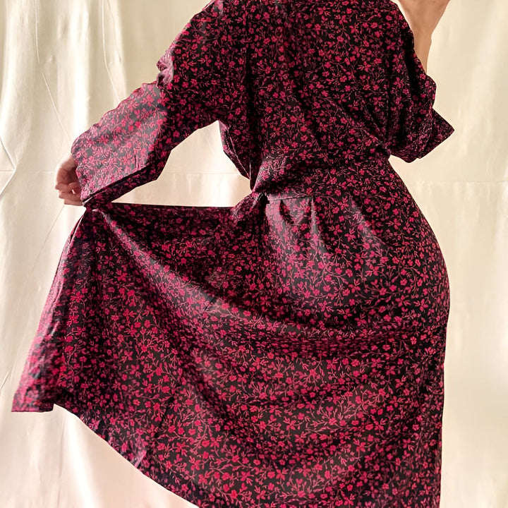 Kimono fleuri noir et rose, style traditionnel japonais revisité. Vêtements japonais authentiques et modernes. Découvrez notre collection de kimonos uniques.