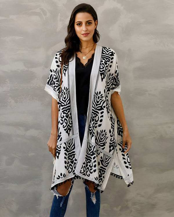 Femme portant un kimono blanc à motifs noirs. Vêtements kimono pour femmes à la mode. Achetez notre nouvelle collection de kimonos.